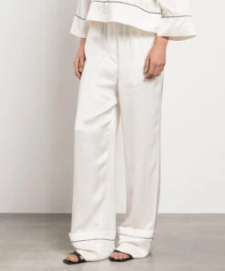 Off-White White Pants With A Branded Patch 7 Off-White White Pants With A Branded Patch -Summer Fashion Clothing 18543da7 2429 4140 8080 fb234dd9cec7